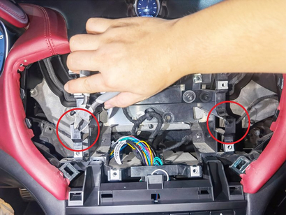 16. Cut off the locating posts of the trim frames on both sides of the centre console with diagonal pliers